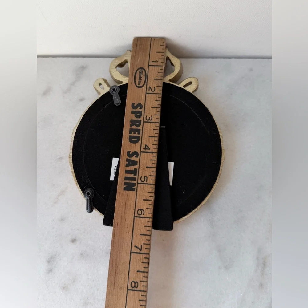 Gold Round Picture Frame  ow accent